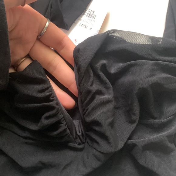 Black crop top with wire V, never worn tags on - Picture 3 of 3